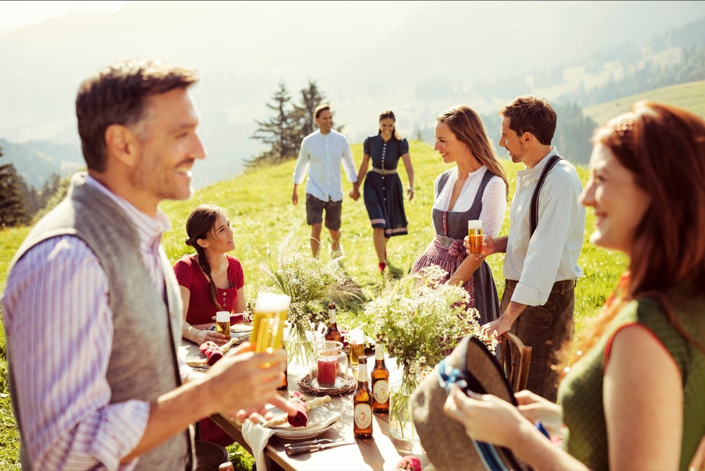 Lange Tafel auf der Wiese