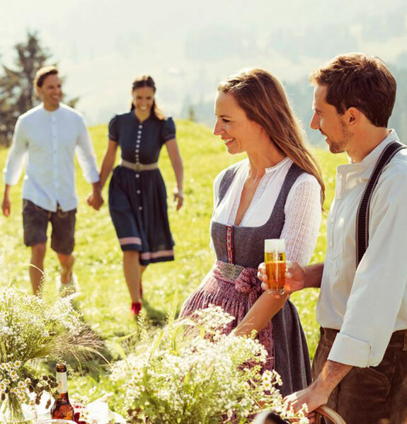 Menschen lächeln sich auf Wiese an