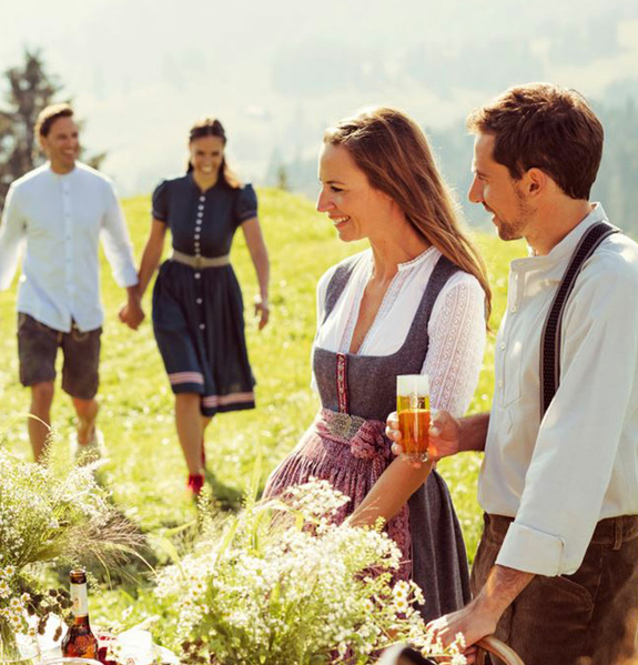 Menschen in der Wiese