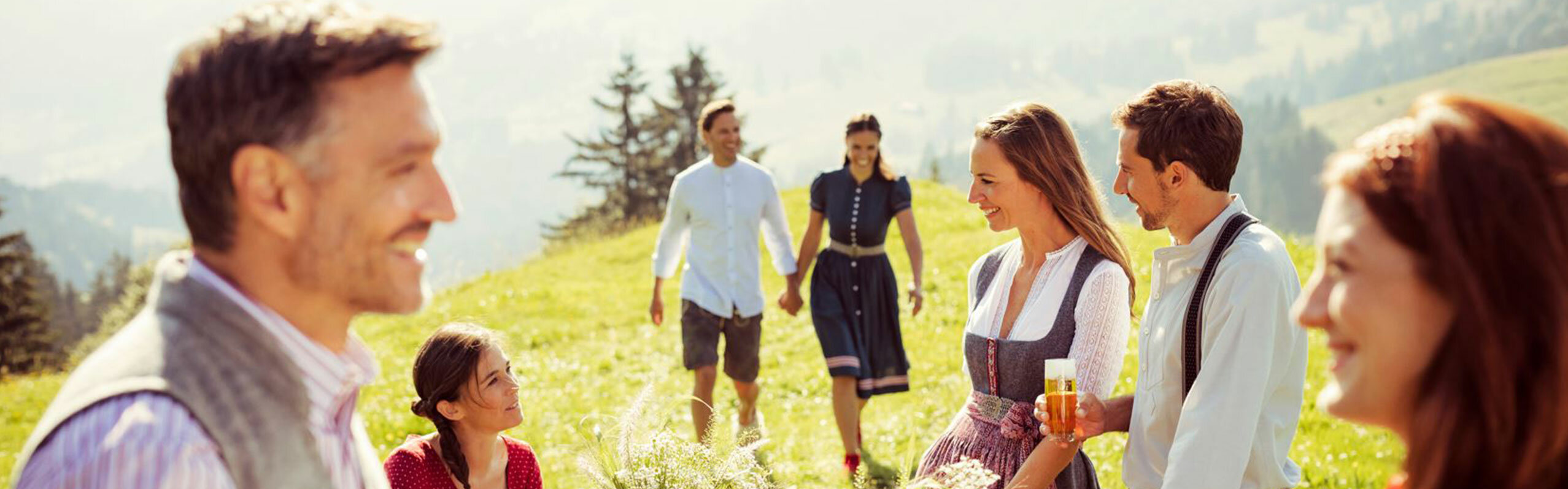 Menschen lächeln sich auf Wiese an